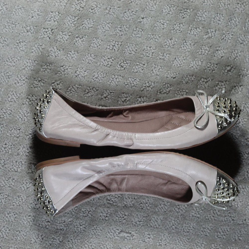 Vince Camuto Ferguson Sz 10 Studded Gold Toe on Beige Ballet Slippers - LIKE NEW - Picture 4 of 6